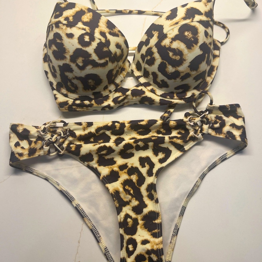 Women’s swim suit! 32D top, small bottom! Abercrombie and fitch. Worn once.
